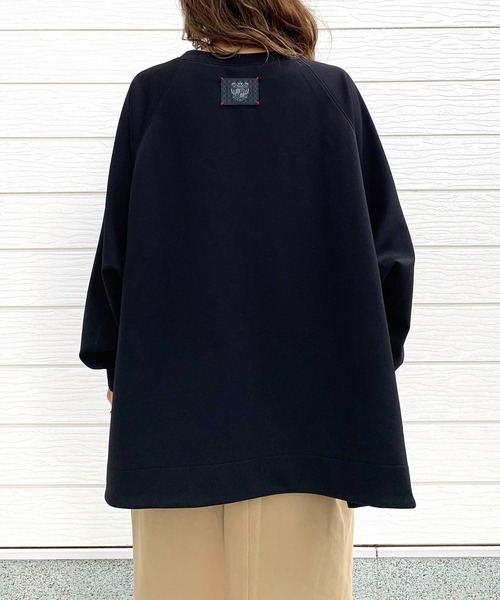 Q（キュー）の「ダンボールBIG プルオーバー（スウェット・レディース・ブラック/ホワイト/モスグリーン・MEDIUM）」の6枚目の写真