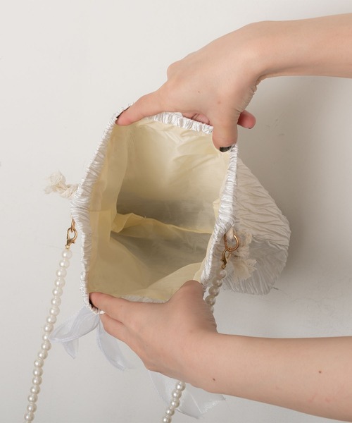 SVEC（シュベック）の「フェイクパール 巾着ミニバッグ / リボン ショルダーストラップ（ショルダーバッグ・レディース・ホワイト/ブラック・FREE）」の12枚目の写真