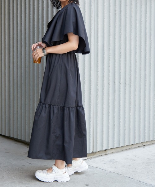 COLONY 2139（コロニートゥーワンスリーナイン）の「T/Cブロードケープ付ティアードワンピース（ワンピース・レディース・ブラック/ホワイト・FREE）」の4枚目の写真