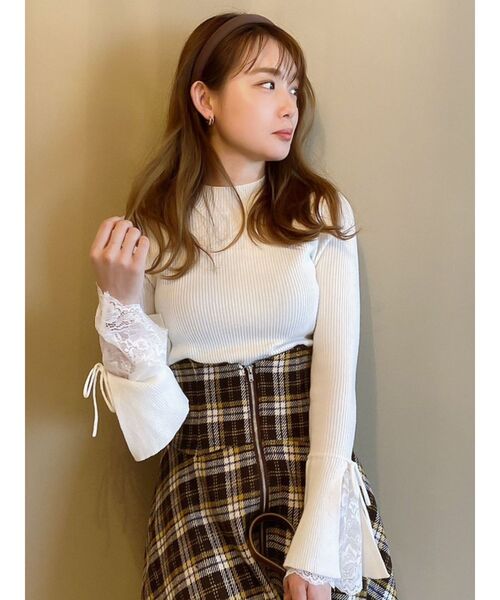 dazzlin(ダズリン)の「ヘムレースリブニットトップス(ニット/セーター・レディース・グレー/ベージュ/ブラック/ピンク/オフホワイト・FREE)」の9枚目の写真