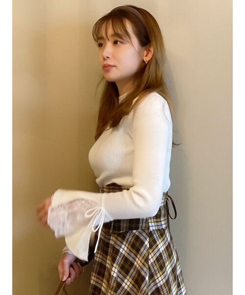 dazzlin(ダズリン)の「ヘムレースリブニットトップス(ニット/セーター・レディース・グレー/ベージュ/ブラック/ピンク/オフホワイト・FREE)」の10枚目の写真