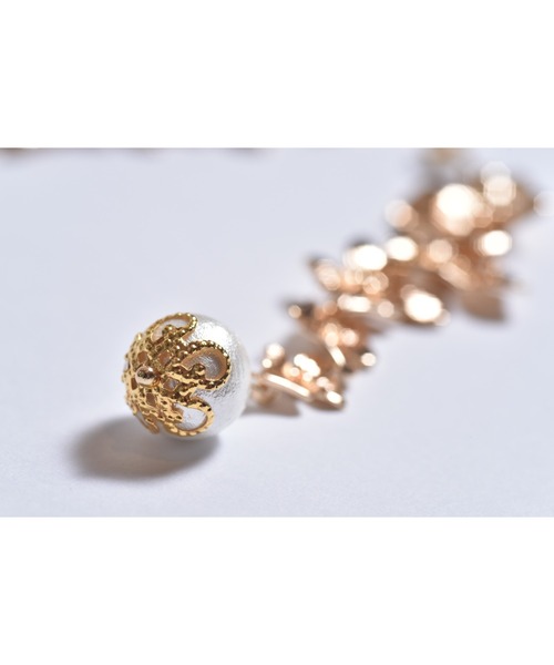 tone(トーン)の「【Astyle】ゴールドフラワーパールピアス(MA)(ピアス(両耳用)・レディース・ゴールド・FREE)」の2枚目の写真