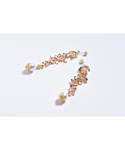 tone(トーン)の「【Astyle】ゴールドフラワーパールピアス(MA)(ピアス(両耳用)・レディース・ゴールド・FREE)」の3枚目の写真