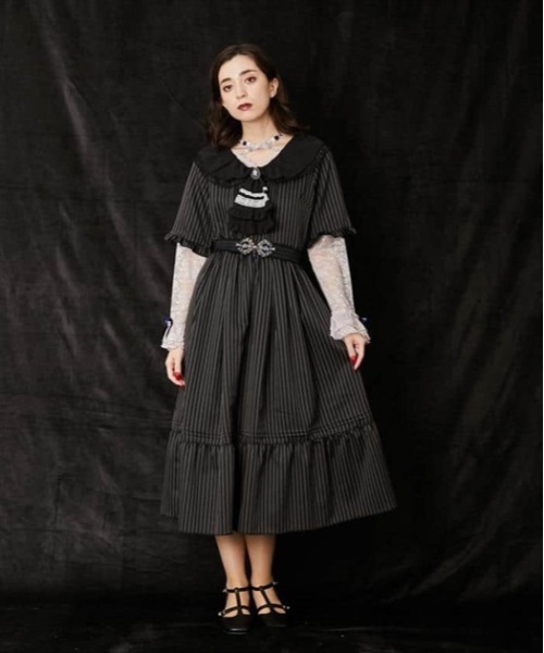 axes femme（アクシーズファム）の「ジャボブローチ付ワンピース