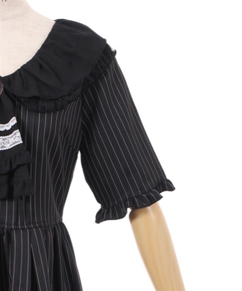 axes femme（アクシーズファム）の「ジャボブローチ付ワンピース