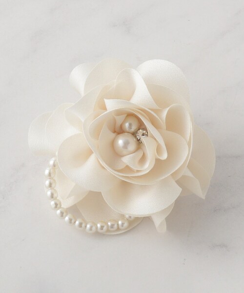 SHOO・LA・RUE(シューラルー)の「◆【セレモニー】ミニサテンフェイクパールコサージュ(ブローチ/コサージュ・レディース・オフホワイト/ライトベージュ/ベビーピンク/ホワイト系3/ベージュ系その他3/ピンク系その他・00)」の3枚目の写真