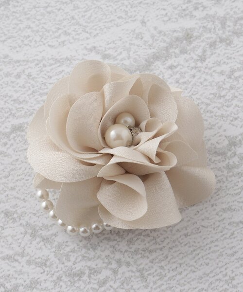 SHOO・LA・RUE(シューラルー)の「◆【セレモニー】ミニサテンフェイクパールコサージュ(ブローチ/コサージュ・レディース・オフホワイト/ライトベージュ/ベビーピンク/ホワイト系3/ベージュ系その他3/ピンク系その他・00)」の4枚目の写真