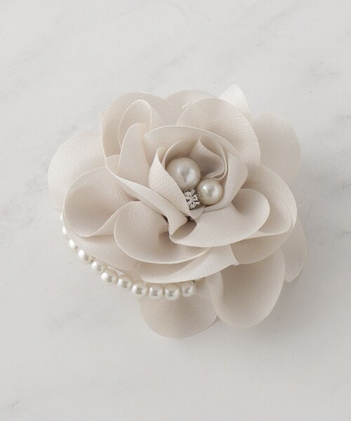 SHOO・LA・RUE(シューラルー)の「◆【セレモニー】ミニサテンフェイクパールコサージュ(ブローチ/コサージュ・レディース・オフホワイト/ライトベージュ/ベビーピンク/ホワイト系3/ベージュ系その他3/ピンク系その他・00)」の1枚目の写真