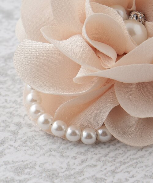 SHOO・LA・RUE(シューラルー)の「◆【セレモニー】ミニサテンフェイクパールコサージュ(ブローチ/コサージュ・レディース・オフホワイト/ライトベージュ/ベビーピンク/ホワイト系3/ベージュ系その他3/ピンク系その他・00)」の9枚目の写真