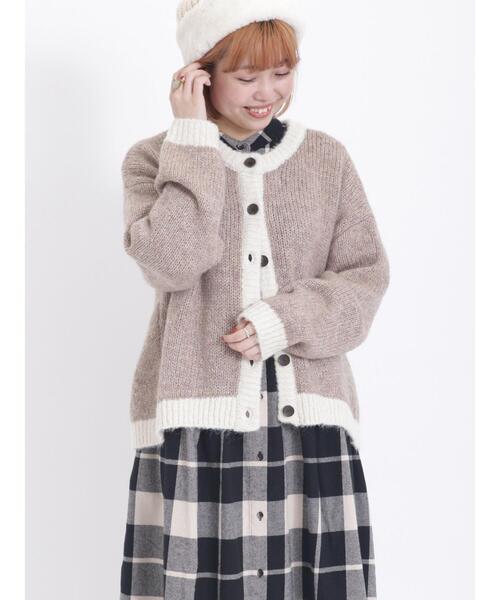 Samansa Mos2(サマンサ モスモス)の「バイカラークルーネックカーディガン(カーディガン/ボレロ・レディース・ベージュ/キナリ/イエロー/ピンク/チャコールグレー・F)」の4枚目の写真