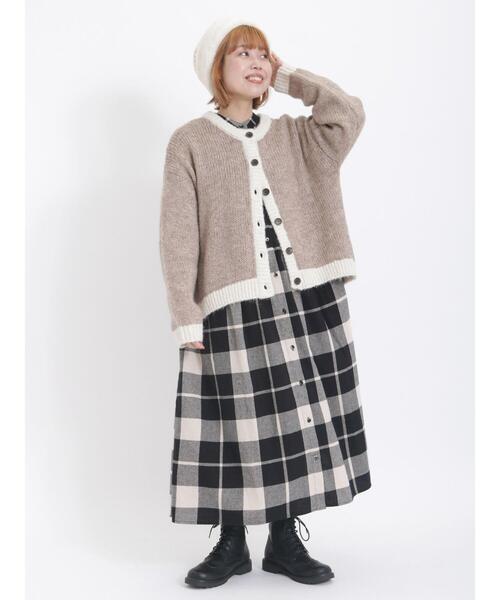 Samansa Mos2(サマンサ モスモス)の「バイカラークルーネックカーディガン(カーディガン/ボレロ・レディース・ベージュ/キナリ/イエロー/ピンク/チャコールグレー・F)」の17枚目の写真