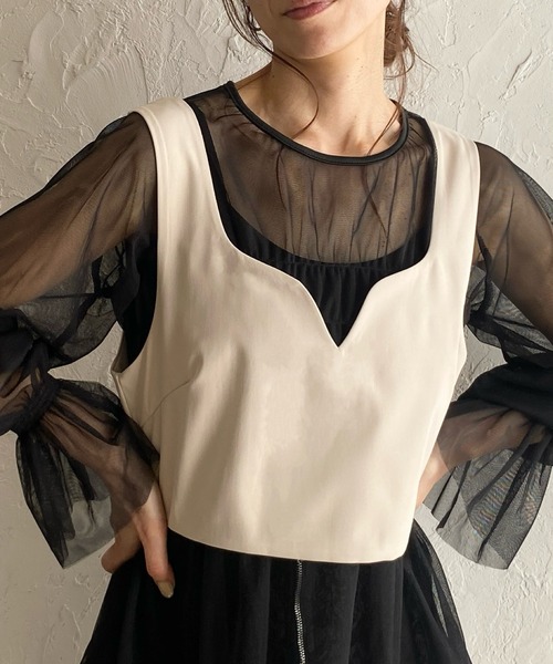 She's Closet（シーズクローゼット）の「ツイルバックオープンVネックショート丈ビスチェトップス（ベスト・レディース・ライトベージュ/ブラック/ベージュ・FREE）」の3枚目の写真