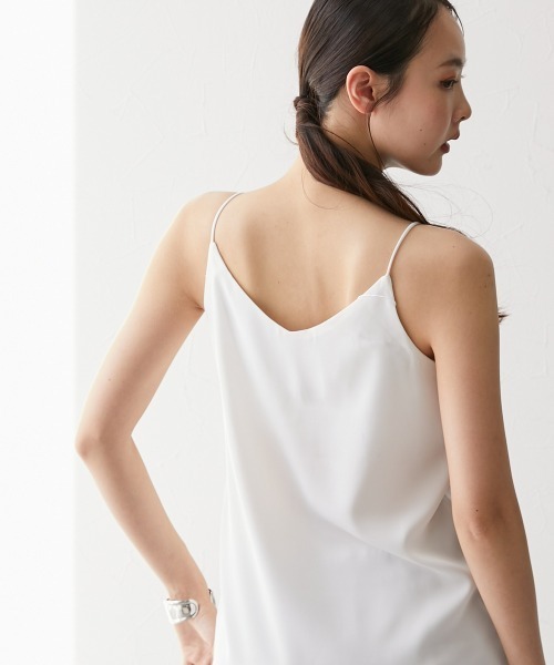 QFORON（キュフォロン）の「Vネックサテンカップ付きキャミソール（キャミソール・レディース・ホワイト・M）」の2枚目の写真
