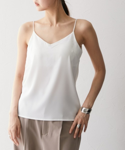 QFORON（キュフォロン）の「Vネックサテンカップ付きキャミソール（キャミソール・レディース・ホワイト・M）」の4枚目の写真