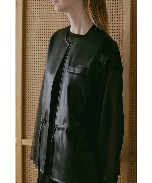 MANOF(マノフ)の「MANOF/マノフ/VEGAN LEATHER DRAWSTRING VEST(その他アウター・レディース・アイボリー/ブラック・S)」の2枚目の写真