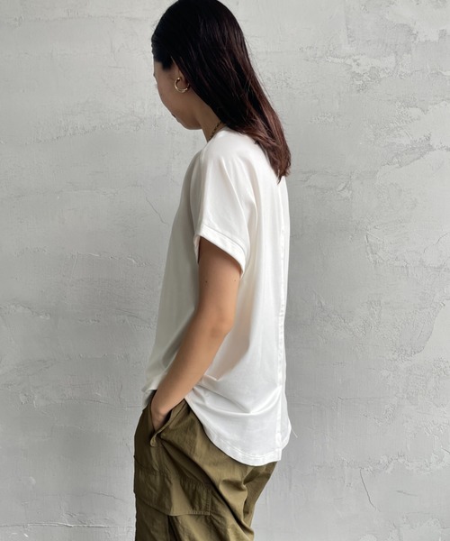 MAISON DE L'ALLURE（メゾンドゥラリュール）の「[MAISON DE L'ALLURE/メゾンドゥラリュール] エンボス加工 ラメロゴプリントTシャツ（Tシャツ/カットソー・レディース・ホワイト/ブラック/チャコールグレー/オフホワイト・F）」の10枚目の写真