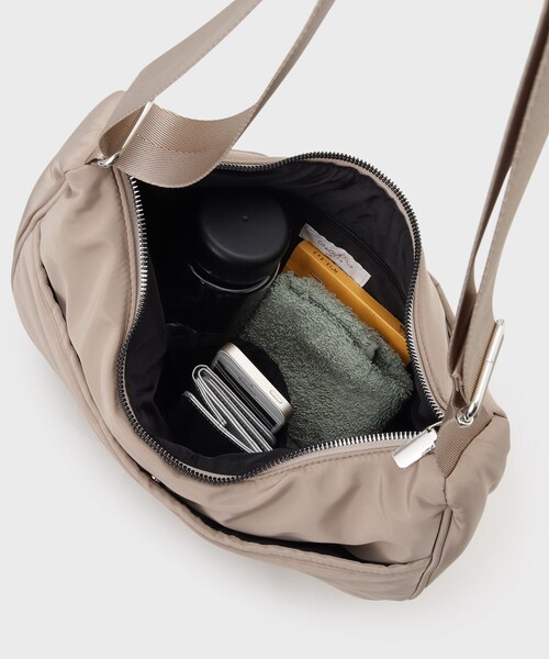 OPAQUE.CLIP（オペークドットクリップ）の「◆カジュアルムーンミドルショルダー（ショルダーバッグ・レディース・グレー/ブラック/ベージュ・00）」の12枚目の写真