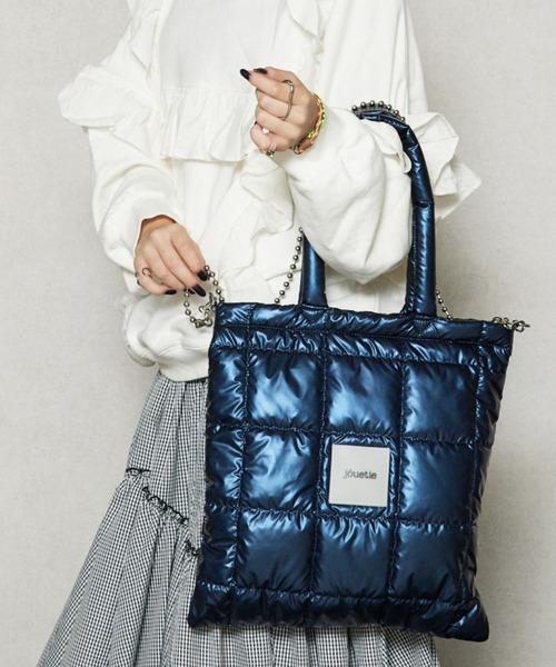 jouetie(ジュエティ)の「【jouetie/ジュエティ】メタリックナイロンキルティング フラットトートバッグ(ボールチェーンショルダー付)(トートバッグ・レディース・ネイビー/シルバー/ピンク/グリーン/ブラック・FREE)」の4枚目の写真