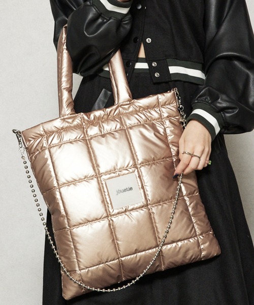 jouetie(ジュエティ)の「【jouetie/ジュエティ】メタリックナイロンキルティング フラットトートバッグ(ボールチェーンショルダー付)(トートバッグ・レディース・ネイビー/シルバー/ピンク/グリーン/ブラック・FREE)」の5枚目の写真