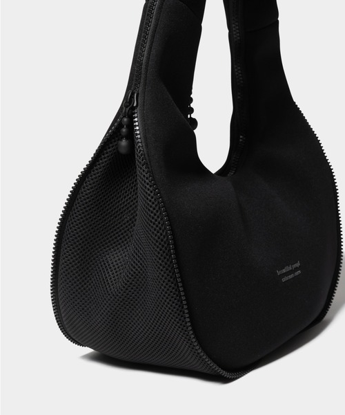 beautiful people(ビューティフルピープル)の「mobious bag in neo plain L(ショルダーバッグ・レディース・ブラック・FREE)」の3枚目の写真