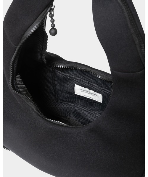 beautiful people(ビューティフルピープル)の「mobious bag in neo plain L(ショルダーバッグ・レディース・ブラック・FREE)」の2枚目の写真