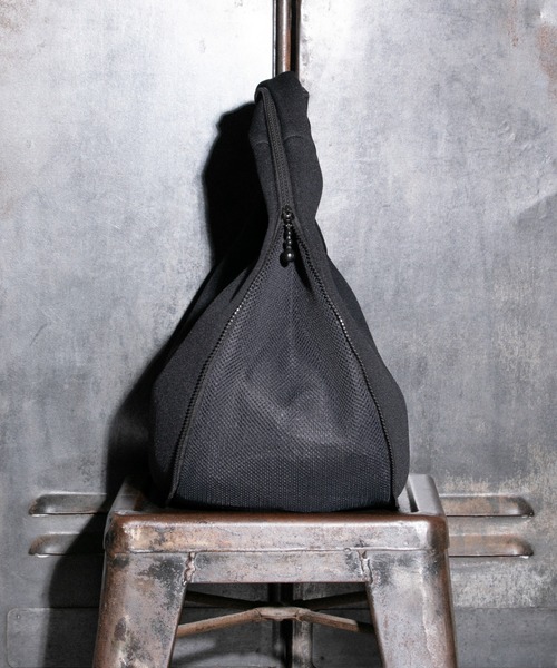 beautiful people(ビューティフルピープル)の「mobious bag in neo plain L(ショルダーバッグ・レディース・ブラック・FREE)」の6枚目の写真