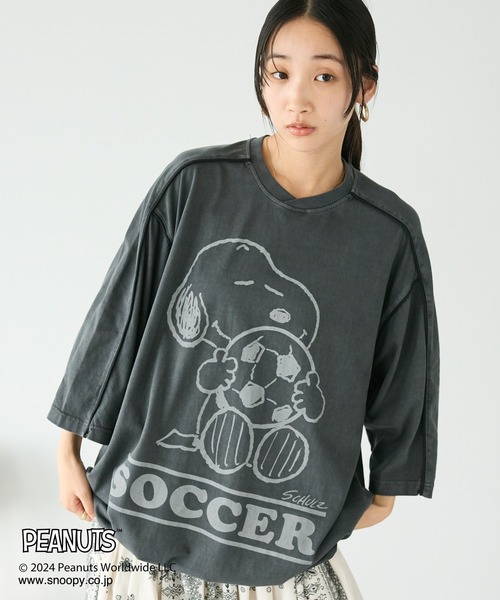 PEANUTS(ピーナッツ)の「【ユニセックス】PEANUTS/スヌーピー ゲームシャツTEE(Tシャツ/カットソー・レディース・チャコールグレー/マスタード/ピンク/ライトグレー・XL/L/M)」の2枚目の写真