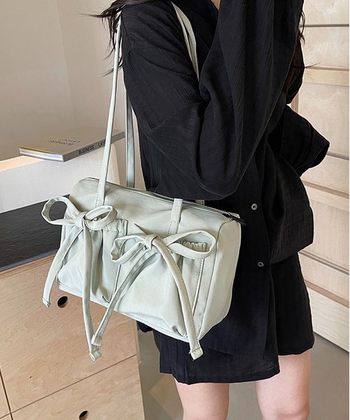 LA VORAGINE（ラ ヴォラジネ）の「アウトポケット 紐リボン ショルダー