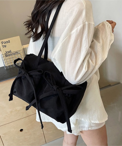 LA VORAGINE（ラ ヴォラジネ）の「アウトポケット 紐リボン ショルダー