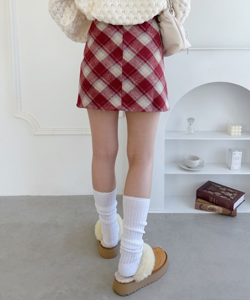 Loueme(ルエム)の「ウールライクチェックミニスカパン(スカート・レディース・ベージュ/レッド/ブラック・M/S)」の9枚目の写真