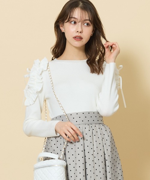 SWINGLE(スウィングル)の「ショルダーフリルリボンニットプルオーバー(ニット/セーター・レディース・オフホワイト/ブラック/ピンク・FREE)」の2枚目の写真