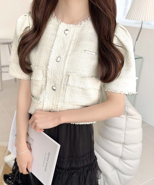 mily bilet(ミウィビレット)の「【mily bilet】きらめくツイードに、ときめきを。ロゴプレート使い半袖ラメ入りツイードジャケット(ノーカラージャケット・レディース・オフホワイト/ブラック・X-LARGE/MEDIUM/LARGE/SMALL)」の5枚目の写真