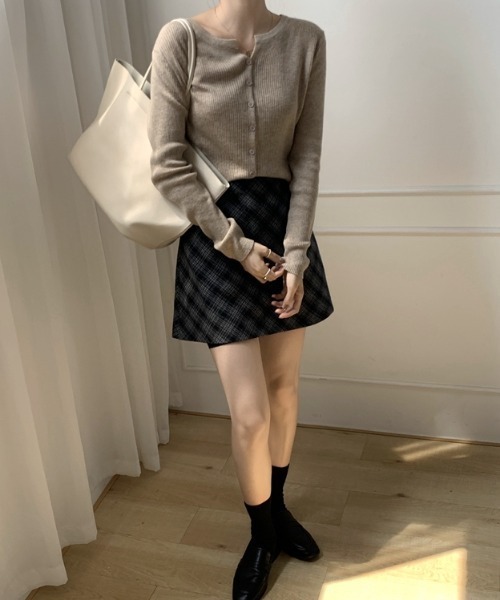 Teem Store(チームストア)の「スリムフィット コンパクトリブVネックカーディガン(カーディガン/ボレロ・レディース・ブラック/テラコッタ/グレー/ベージュ/ホワイト・F)」の17枚目の写真