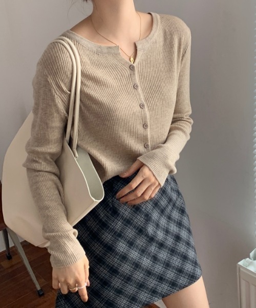 Teem Store(チームストア)の「スリムフィット コンパクトリブVネックカーディガン(カーディガン/ボレロ・レディース・ブラック/テラコッタ/グレー/ベージュ/ホワイト・F)」の18枚目の写真