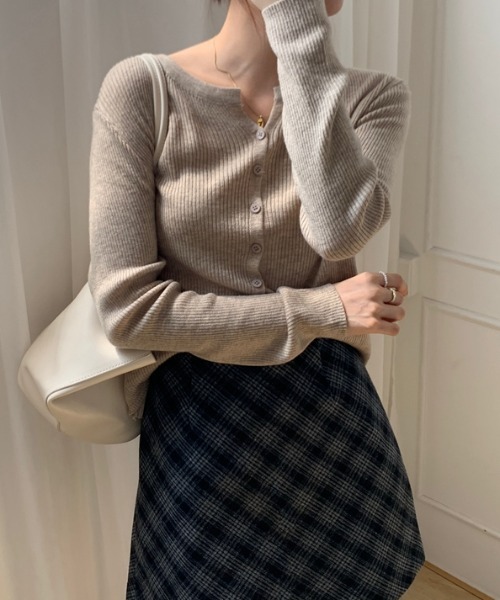 Teem Store(チームストア)の「スリムフィット コンパクトリブVネックカーディガン(カーディガン/ボレロ・レディース・ブラック/テラコッタ/グレー/ベージュ/ホワイト・F)」の19枚目の写真