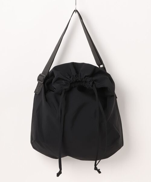 Revo.（レボ）の「【大容量・軽量】ドローストリング 巾着 ショルダーバッグ（A4サイズ対応）（ショルダーバッグ・レディース・アイボリー/ブラック/グレー・FREE）」の4枚目の写真