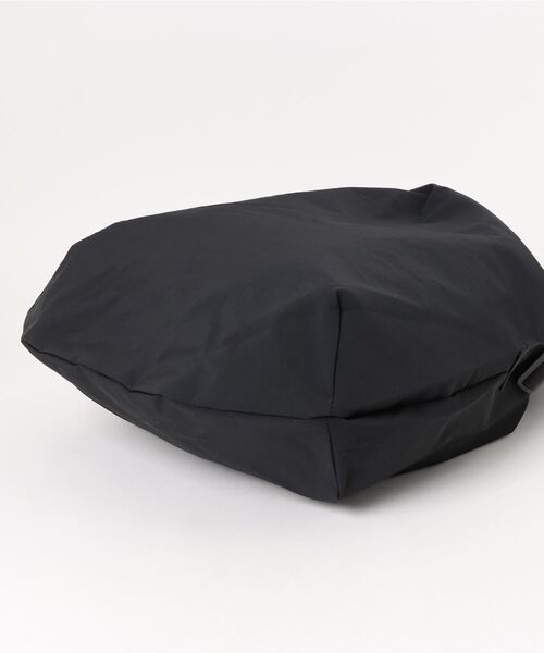 Revo.（レボ）の「【大容量・軽量】ドローストリング 巾着 ショルダーバッグ（A4サイズ対応）（ショルダーバッグ・レディース・アイボリー/ブラック/グレー・FREE）」の5枚目の写真