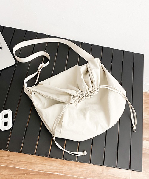 Revo.（レボ）の「【大容量・軽量】ドローストリング 巾着 ショルダーバッグ（A4サイズ対応）（ショルダーバッグ・レディース・アイボリー/ブラック/グレー・FREE）」の2枚目の写真