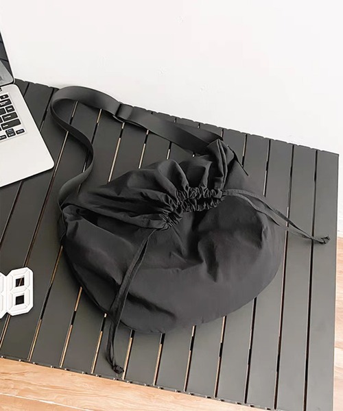 Revo.（レボ）の「【大容量・軽量】ドローストリング 巾着 ショルダーバッグ（A4サイズ対応）（ショルダーバッグ・レディース・アイボリー/ブラック/グレー・FREE）」の3枚目の写真