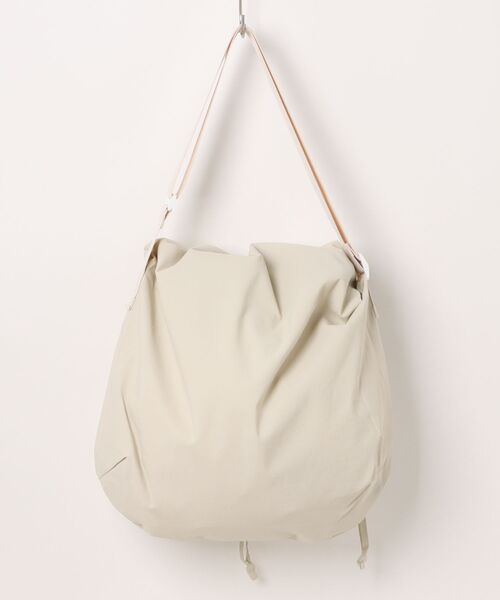 Revo.（レボ）の「【大容量・軽量】ドローストリング 巾着 ショルダーバッグ（A4サイズ対応）（ショルダーバッグ・レディース・アイボリー/ブラック/グレー・FREE）」の16枚目の写真