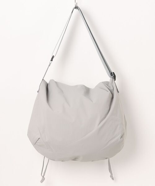 Revo.（レボ）の「【大容量・軽量】ドローストリング 巾着 ショルダーバッグ（A4サイズ対応）（ショルダーバッグ・レディース・アイボリー/ブラック/グレー・FREE）」の17枚目の写真