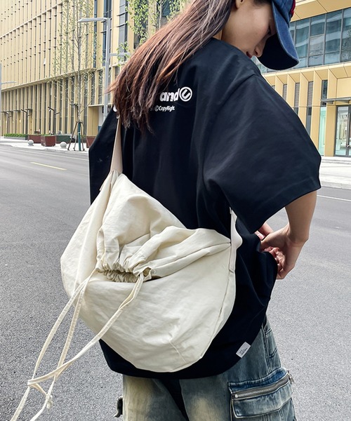 Revo.（レボ）の「【大容量・軽量】ドローストリング 巾着 ショルダーバッグ（A4サイズ対応）（ショルダーバッグ・レディース・アイボリー/ブラック/グレー・FREE）」の10枚目の写真