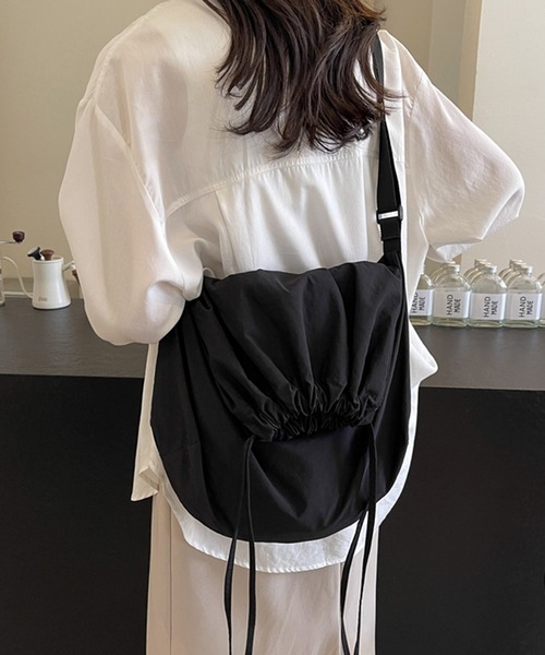 Revo.（レボ）の「【大容量・軽量】ドローストリング 巾着 ショルダーバッグ（A4サイズ対応）（ショルダーバッグ・レディース・アイボリー/ブラック/グレー・FREE）」の14枚目の写真