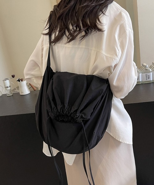 Revo.（レボ）の「【大容量・軽量】ドローストリング 巾着 ショルダーバッグ（A4サイズ対応）（ショルダーバッグ・レディース・アイボリー/ブラック/グレー・FREE）」の15枚目の写真