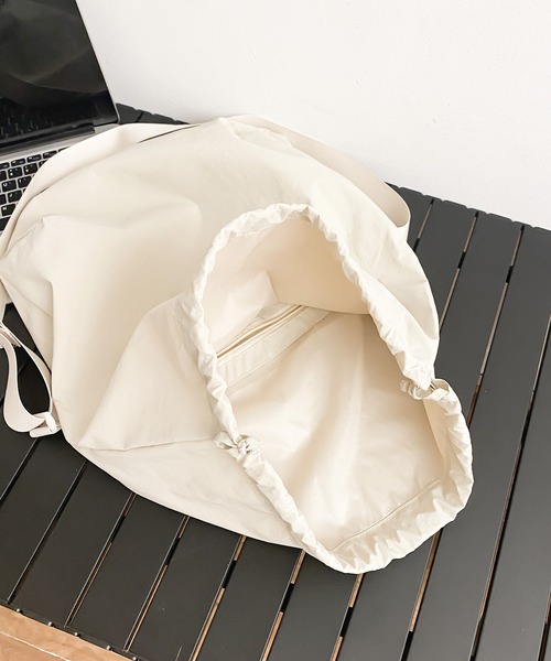 Revo.（レボ）の「【大容量・軽量】ドローストリング 巾着 ショルダーバッグ（A4サイズ対応）（ショルダーバッグ・レディース・アイボリー/ブラック/グレー・FREE）」の8枚目の写真