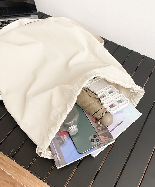 Revo.（レボ）の「【大容量・軽量】ドローストリング 巾着 ショルダーバッグ（A4サイズ対応）（ショルダーバッグ・レディース・アイボリー/ブラック/グレー・FREE）」の9枚目の写真