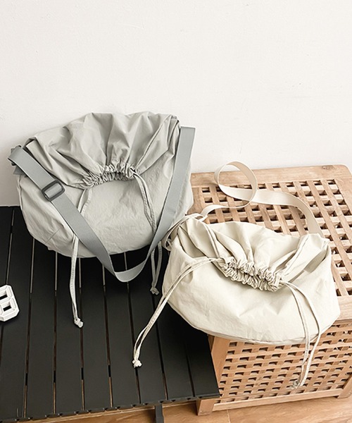 Revo.（レボ）の「【大容量・軽量】ドローストリング 巾着 ショルダーバッグ（A4サイズ対応）（ショルダーバッグ・レディース・アイボリー/ブラック/グレー・FREE）」の7枚目の写真