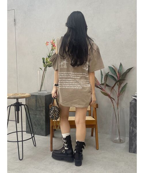 EVRIS（エヴリス）の「ショルダーカッティングBIGTシャツ（Tシャツ/カットソー・レディース・ベージュ/ホワイト/ブルー・FREE）」の19枚目の写真