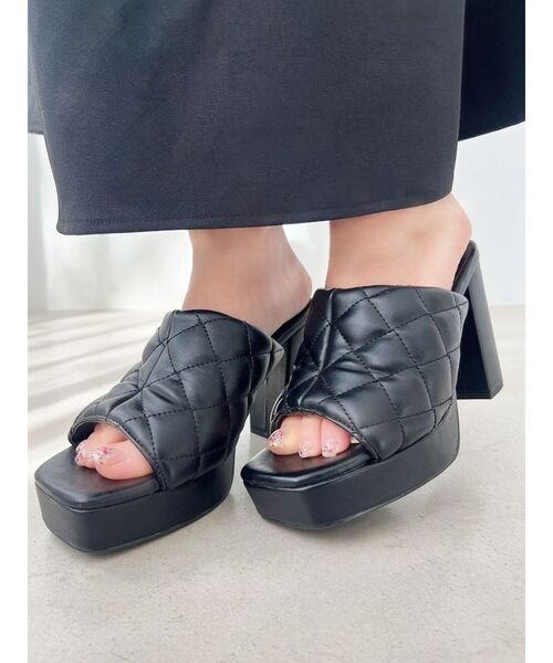 RESEXXY（リゼクシー）の「キルティングサンダル（サンダル・レディース・ブラック/ホワイト・SMALL/MEDIUM/LARGE）」の2枚目の写真