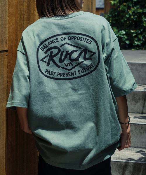 RVCA（ルーカ）の「RVCA メンズ RANCH SEA SS Tシャツ 【2025年夏モデル】/ルーカバックプリント半袖ロゴTシャツ（Tシャツ/カットソー・メンズ・スミクロ/ホワイト/オリーブ/ライトブルー/ブラック・MEDIUM/LARGE/SMALL/X-LARGE）」の4枚目の写真